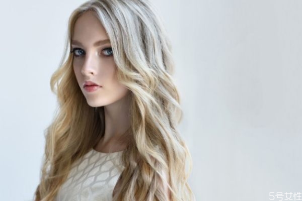 头发前面好多小碎发怎么办,头发前面很多小碎发怎么回事