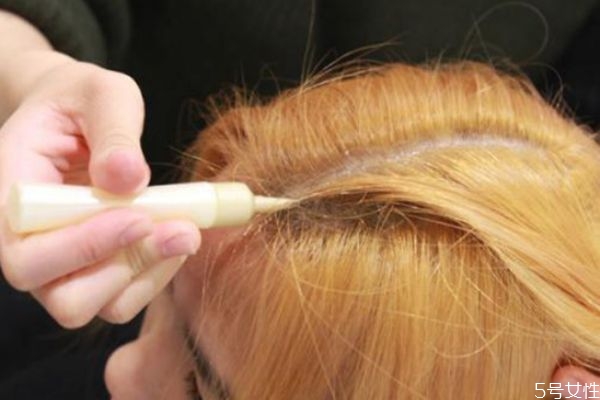 漂过的头发染黑多久掉色难看吗,漂过的头发染黑色多久掉色