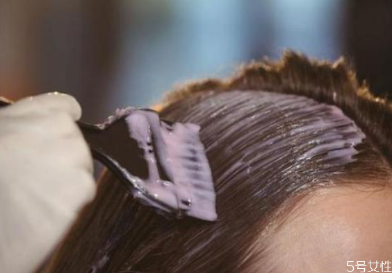 黑色头发染颜色容易上色吗,黑色头发容易上色还是染过的头发容易上色