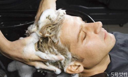 为什么理发店用的洗发水超市没有卖,为什么理发店的洗发水外面买不到