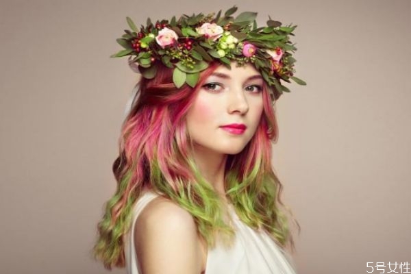 头发为什么容易油而且秃了,头发油是不是容易秃顶