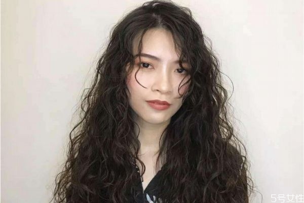 烫完羊毛卷什么时候可以洗直,羊毛卷烫后多久能洗头 烫完羊毛卷什么时候可以洗直,羊毛卷烫后多久能洗头