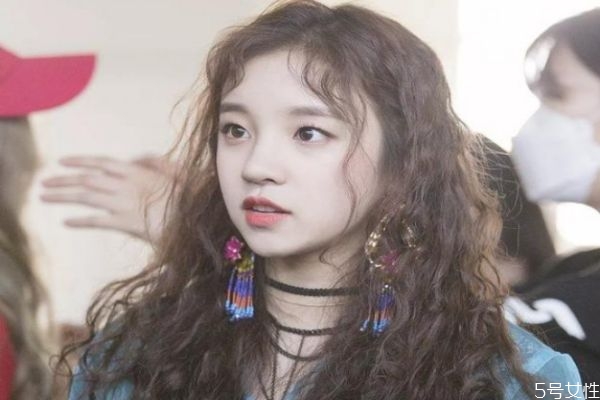 短发羊毛卷怎样扎才不显老气,羊毛卷怎样扎才不显老气图片