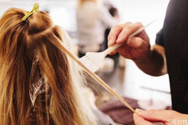 染了头发第二天能洗吗黑色,头发染了第二天可以洗吗