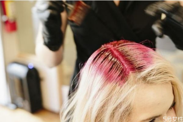 自己买的染发剂怎么调比例是多少,自己买的染发剂怎么调视频 自己买的染发剂怎么调比例是多少,自己买的染发剂怎么调视频