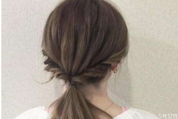 头发前面怎么扎的蓬松的感觉,怎么扎头发头顶看起来蓬松