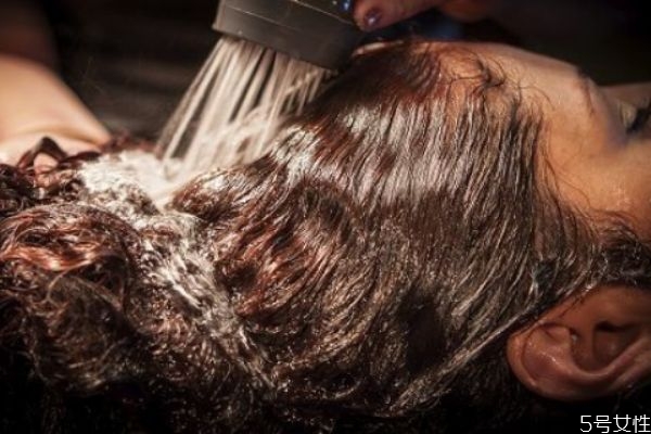 啤酒洗头可以去油吗,头发油用啤酒洗头能去油吗