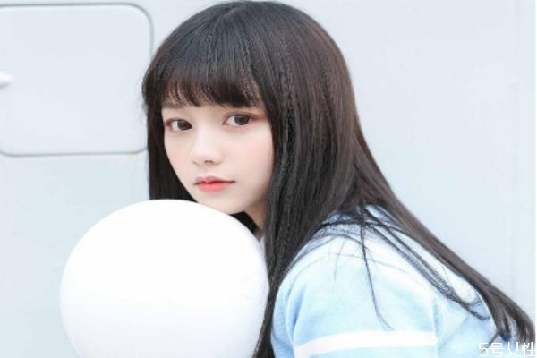 娃娃脸适合齐刘海吗,娃娃脸适合什么刘海?