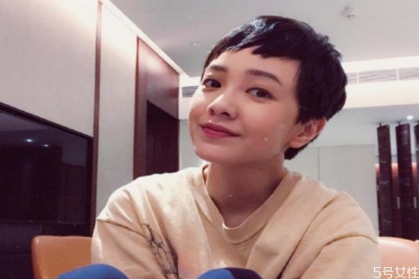 发际线高额头大适合什么刘海,圆脸额头大适合什么刘海 发际线高额头大适合什么刘海,圆脸额头大适合什么刘海