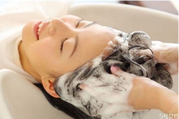 烟花烫多久可以洗头,烟花烫完头发后多久可以洗头