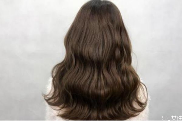 烫发后可以扎头发吗,烫完头发后可以扎头发吗