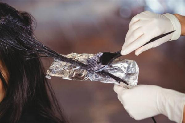 染发前一天洗了头可以染头发吗,染头发的前一天能洗头吗