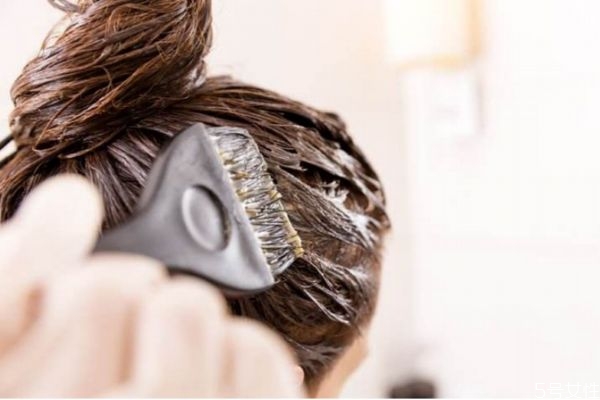 染头发的洗发水,要用什么洗发水才不会掉头发