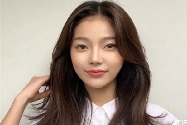 刘海总是中分怎么恢复,刘海中分了怎么让它恢复平刘海