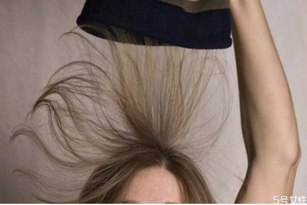 刘海剪完翘起来怎么办,刘海剪短了翘起来了怎么办