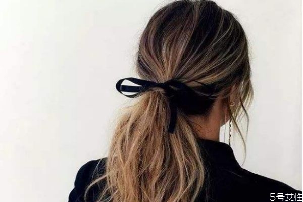 头发油能用散粉吗,散粉用于头发去油可以吗