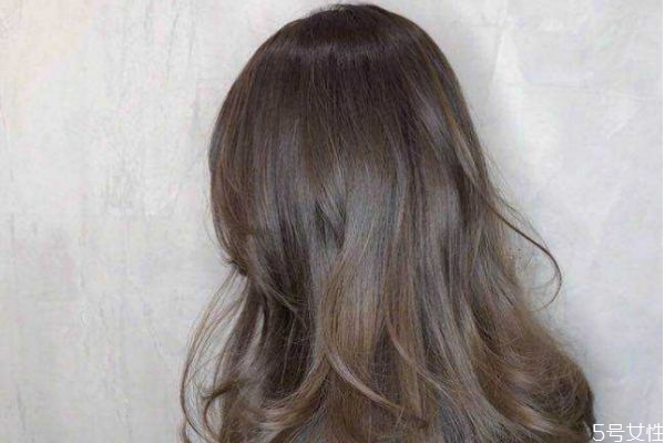 染发补色是重新染吗,头发补色好还是重新染好 染发补色是重新染吗,头发补色好还是重新染好