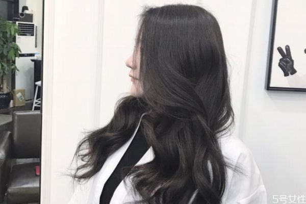 黑茶色头发适合什么肤色,黑茶色适合什么发型