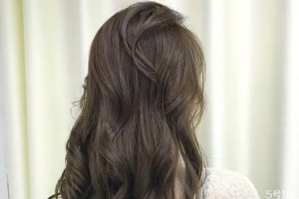 黑茶色会越洗越黄吗?,黑茶色会越洗越黄吗黑茶色洗多久就自然了