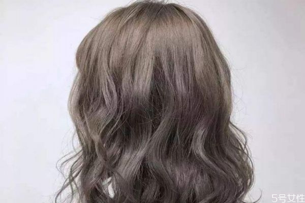 黑茶色头发为什么发绿,黑茶色头发颜色