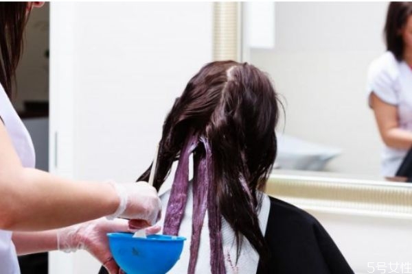 染发后怎么脱色快的小窍门,染完头发快速掉色的方法 染发后怎么脱色快的小窍门,染完头发快速掉色的方法