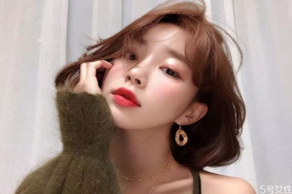 黄皮肤染什么颜色头发显皮肤白,黄皮适合染什么颜色的头发