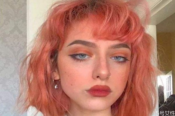 珊瑚橙衣服适合什么肤色,珊瑚红棕色适合什么肤色