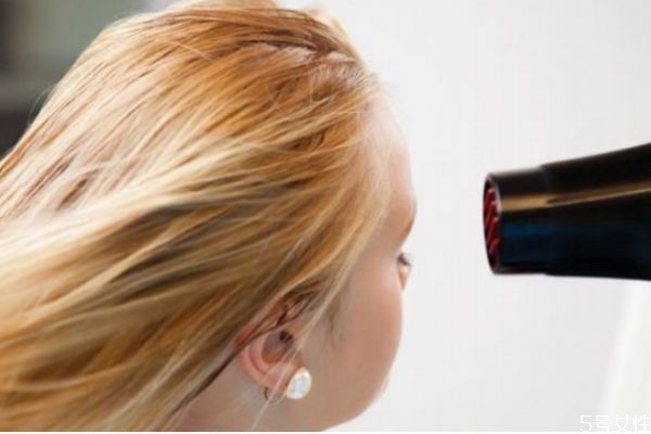 怎么用吹风机吹卷发不用任何工具,怎么用吹风机吹卷发男生