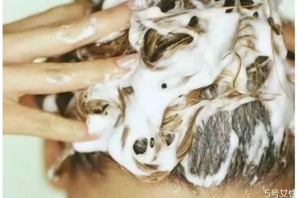 正确的洗头发,洗头发冲洗几遍干净