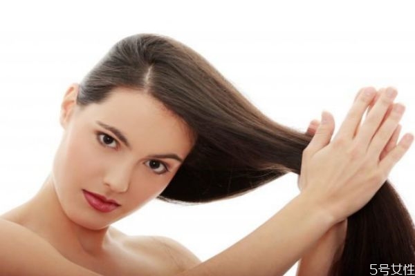 喷了发胶不洗头会怎样,喷完发胶不洗头有危害吗