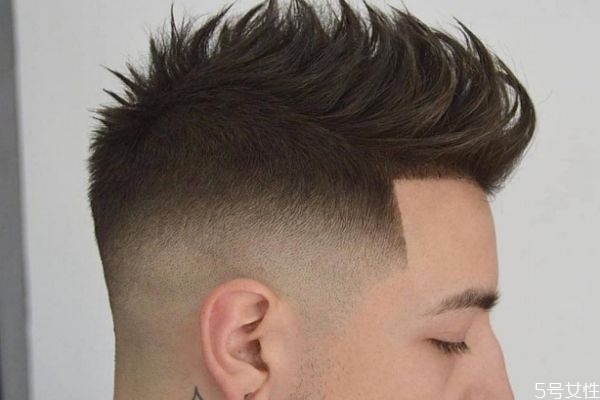 为什么头发像刺猬一样竖起来,头发两边像刺猬怎么办