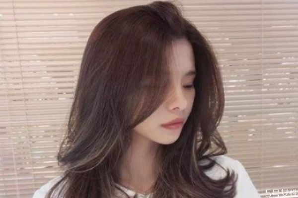 头发又软又细又少适合什么发型,女士头发细软少适合什么发型