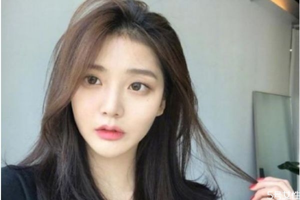 棕黑色头发掉色是什么颜色棕黑色头发明显吗,黑发染棕色头发掉色会掉成什么颜色