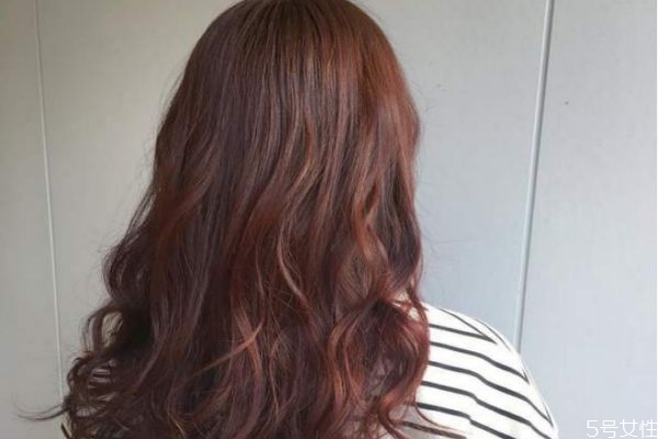 红棕色头发掉色过程,棕红色头发会掉成什么颜色
