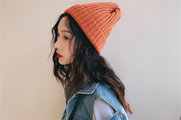 适合戴针织帽的发型,针织帽搭配什么衣服好看