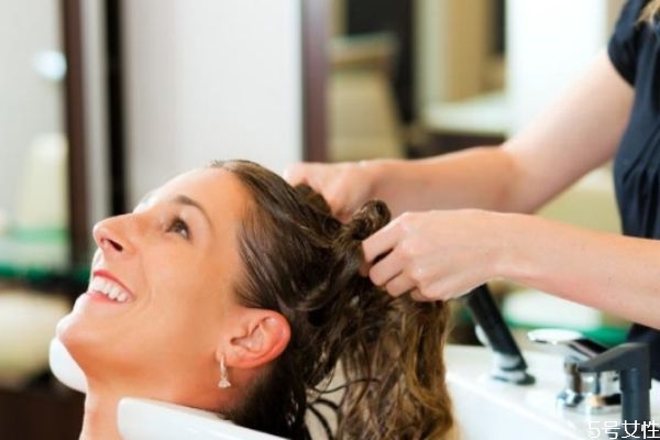 什么洗发水适合油性头发?,什么洗发水适合油性头发防脱发