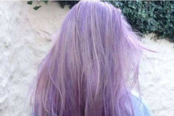 紫色头发用去黄洗发水变什么色,怎么样才能快速洗掉紫色头发