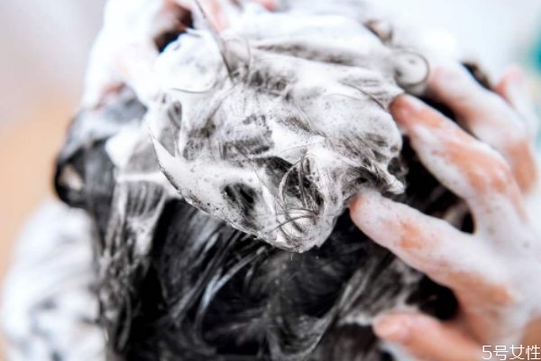 头发刚洗就油怎么回事,头发刚洗完就油是怎么回事