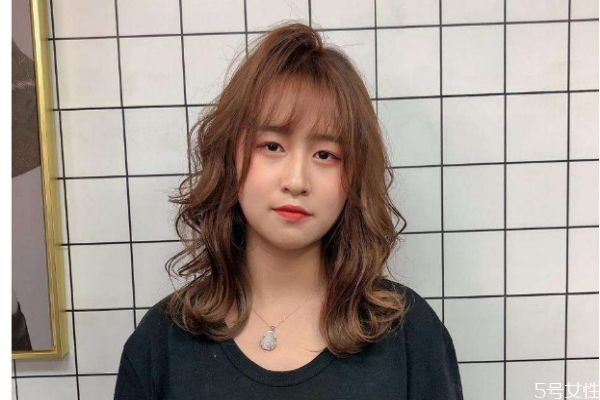 外扣中长发图片,外扣中长发卷发型图片