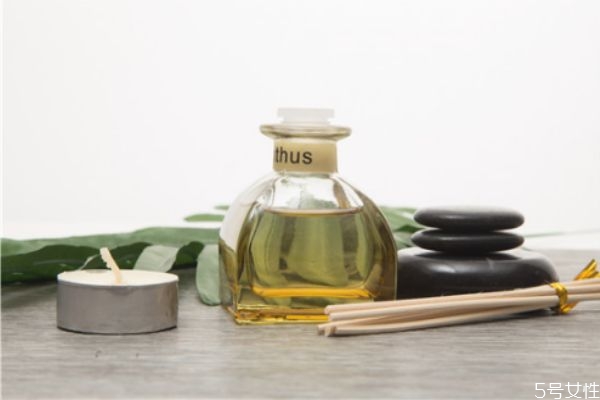 荷荷巴油能当护发精油吗,荷荷巴油怎么护发