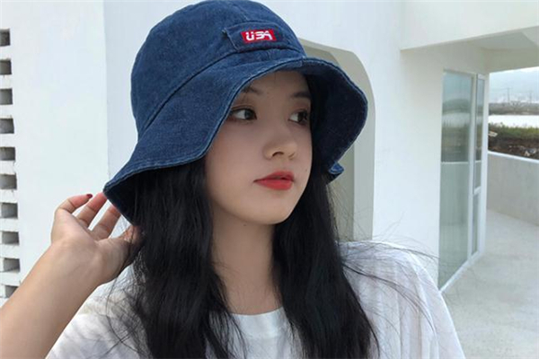 适合渔夫帽的发型,渔夫帽搭配什么风格