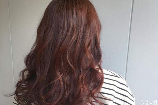 棕黑色头发显皮肤白吗,冷棕色头发显皮肤白吗