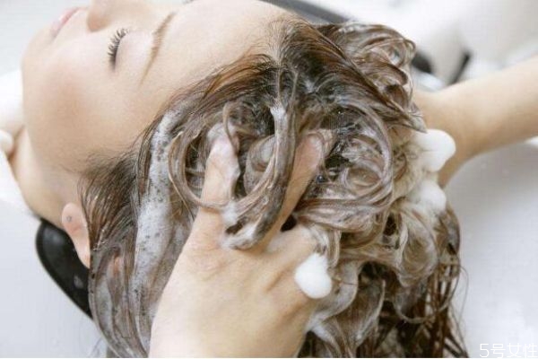 为什么清水洗头更油,洗完头发很油