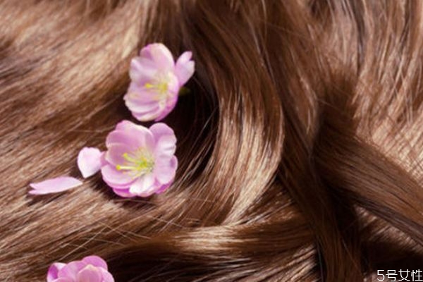 风扇吹头发会有危害吗,电风扇吹头发