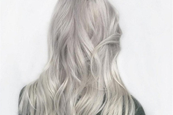 皮肤黑适合染烟灰色吗,烟灰色适合皮肤黑的人吗