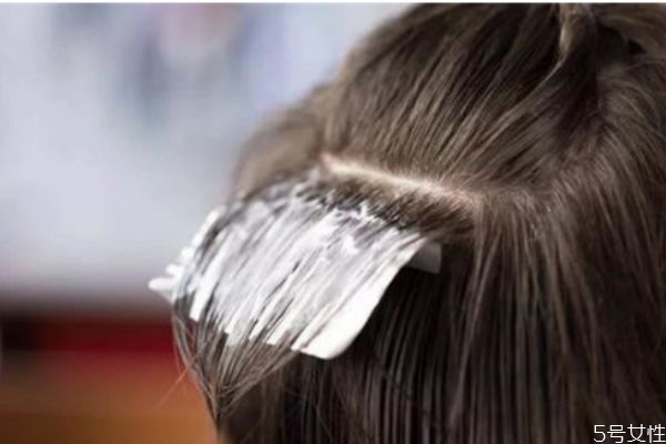 染发为什么白头发没染上,为啥白头发染不上色什么颜色和什么颜色搭配 染发为什么白头发没染上,为啥白头发染不上色什么颜色和什么颜色搭配