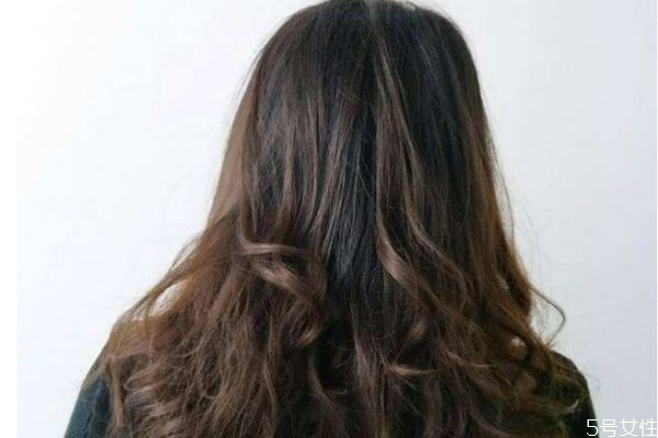 烫头软化头发需要多长时间,烫头发一般软化多长时间