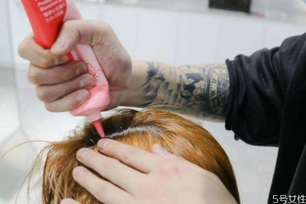 头皮染到颜色怎么办,头皮染上颜色了怎么办
