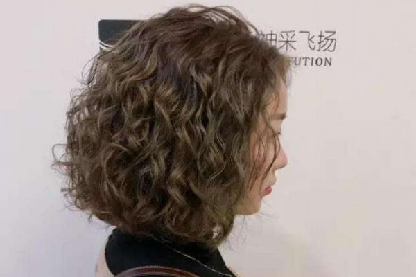 烫了羊毛卷怎么打理,羊毛卷烫发怎么打理