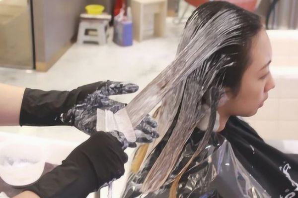 染发烫发会导致白头发吗,烫染头发会导致白头发吗